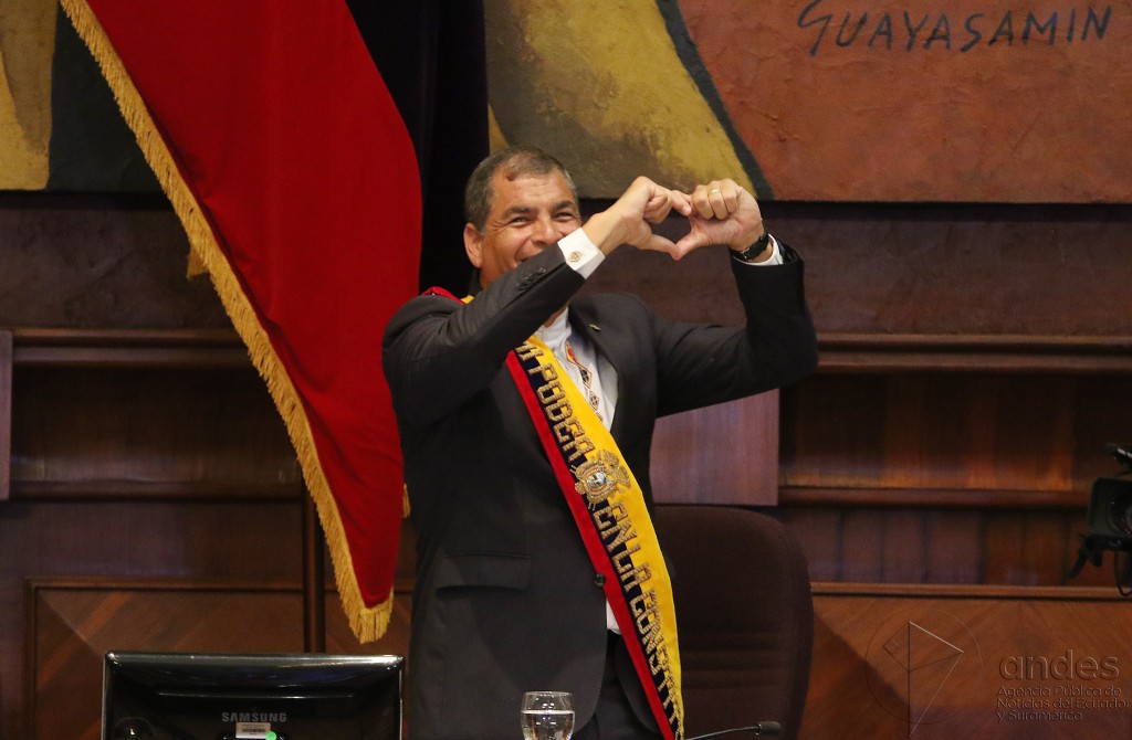 correa-hace-senal-de-corazon-informe-a-la-nacion-2016-e1464135818821.jpg