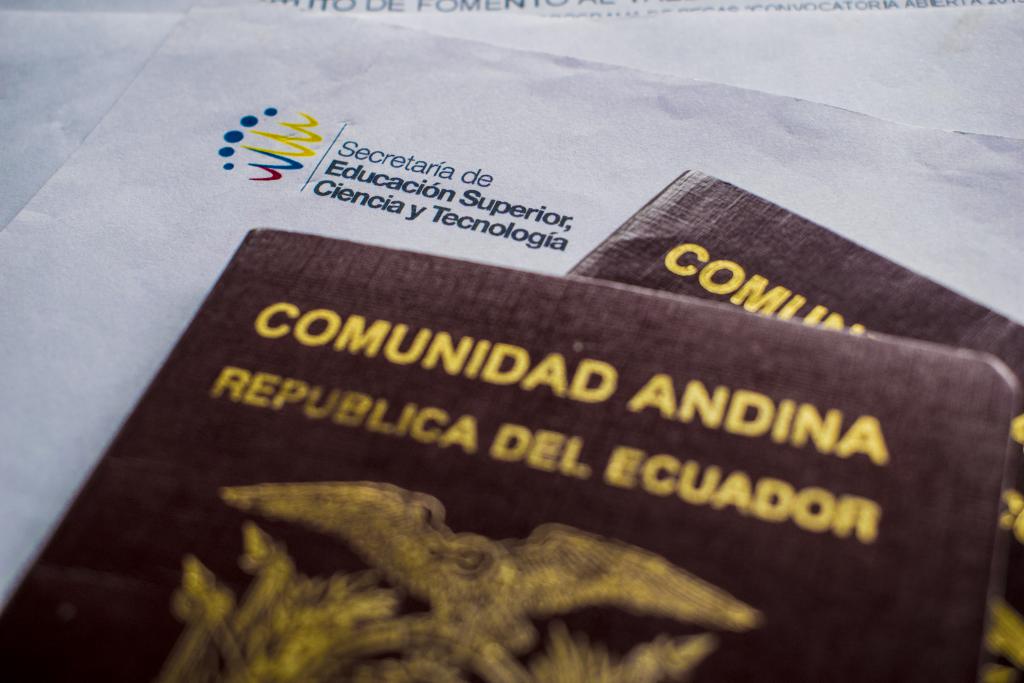 pasaportes_y_contrato_de_beca.jpg pasaportes_y_contrato_de_beca.jpg