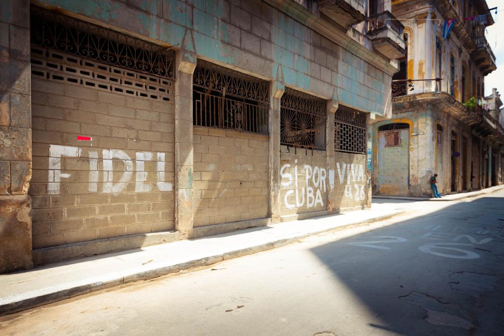una_pared_de_una_calle_vacia_en_cuba_dice_viva_fidel.jpg una_pared_de_una_calle_vacia_en_cuba_dice_viva_fidel.jpg