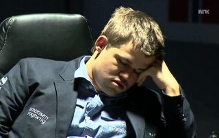 Magnus Carlsen dormido