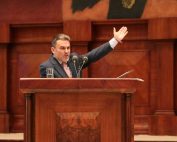 Por qué fue destituido José Serrano