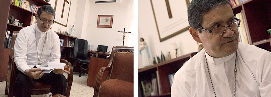 Monseñor Luis Cabrera en el despacho arzobispal muestra el manual que para el juzgamiento de abuso sexual de la Conferencia Episcopal Ecuatoriana.