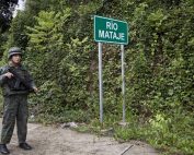 Operativo de vigilancia militar ecuatoriana en el puente que lleva a Colombia en Mataje. Foto / Periodistas Sin Cadenas.