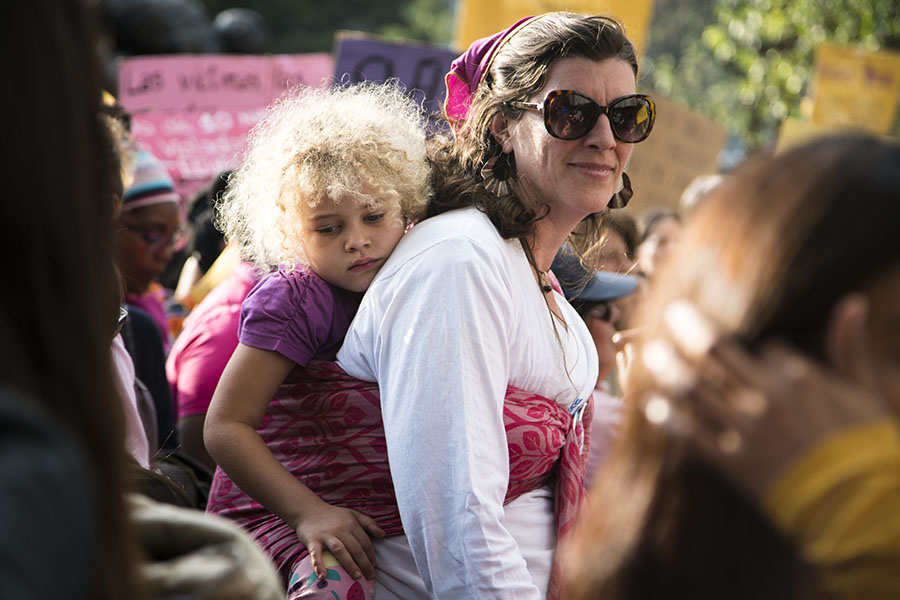 Mujeres llevaron a sus hijos a la marcha contra la violencia de la mujer