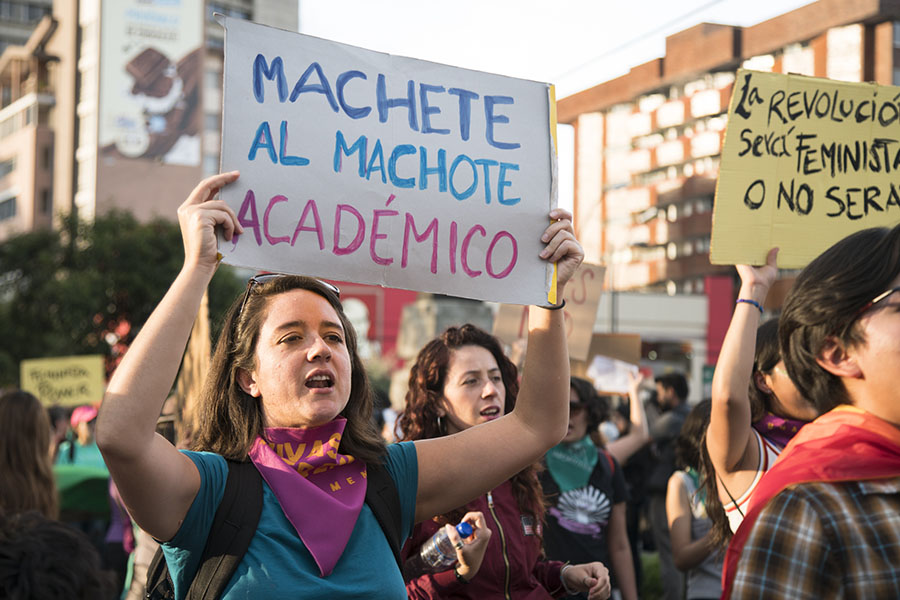 manifestación pacífica denuncia violencia contra la mujer