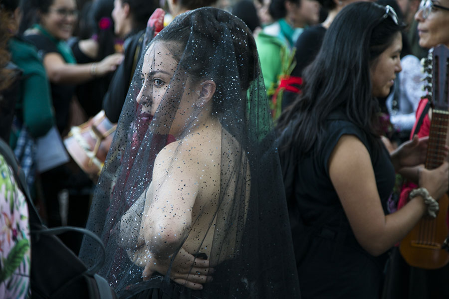 Disfraces, desnudos y escarcha en la marcha contra la violencia de género