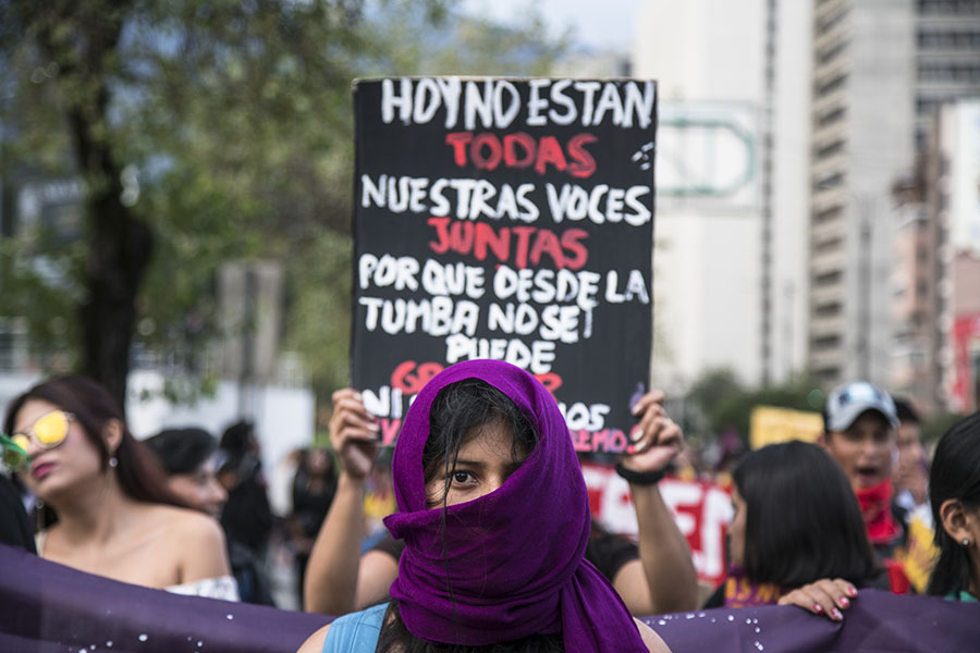 Los carteles de la marcha recordaron a las mujeres asesinadas