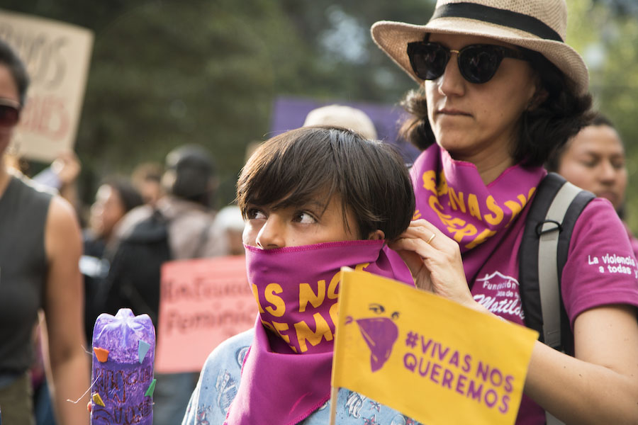 Mujeres salieron con sus hijos a marchar