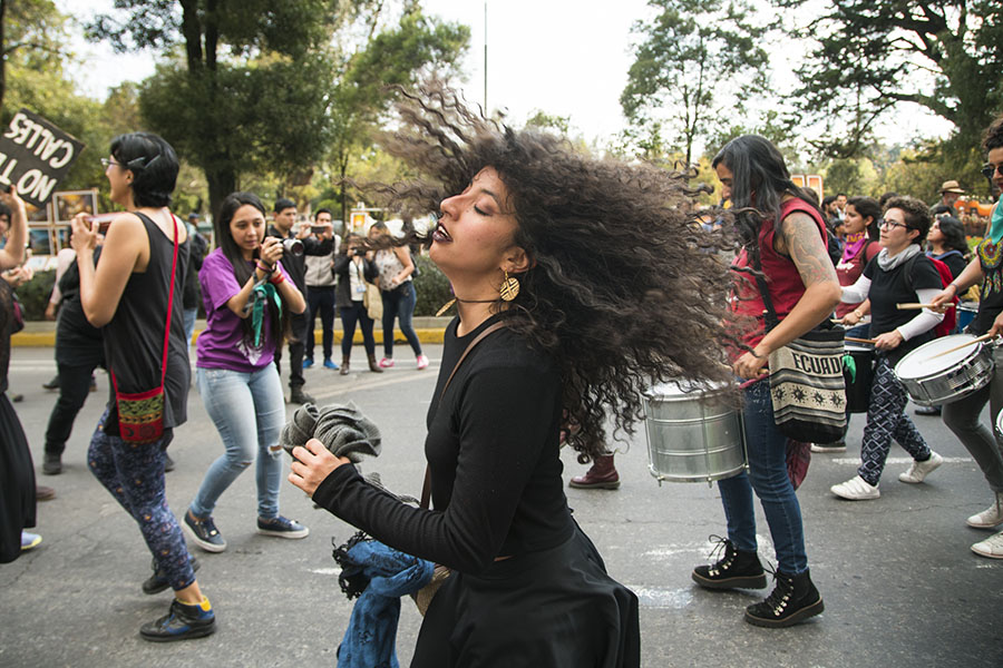 La batucada en la marcha para conmemorar el 25 de noviembre