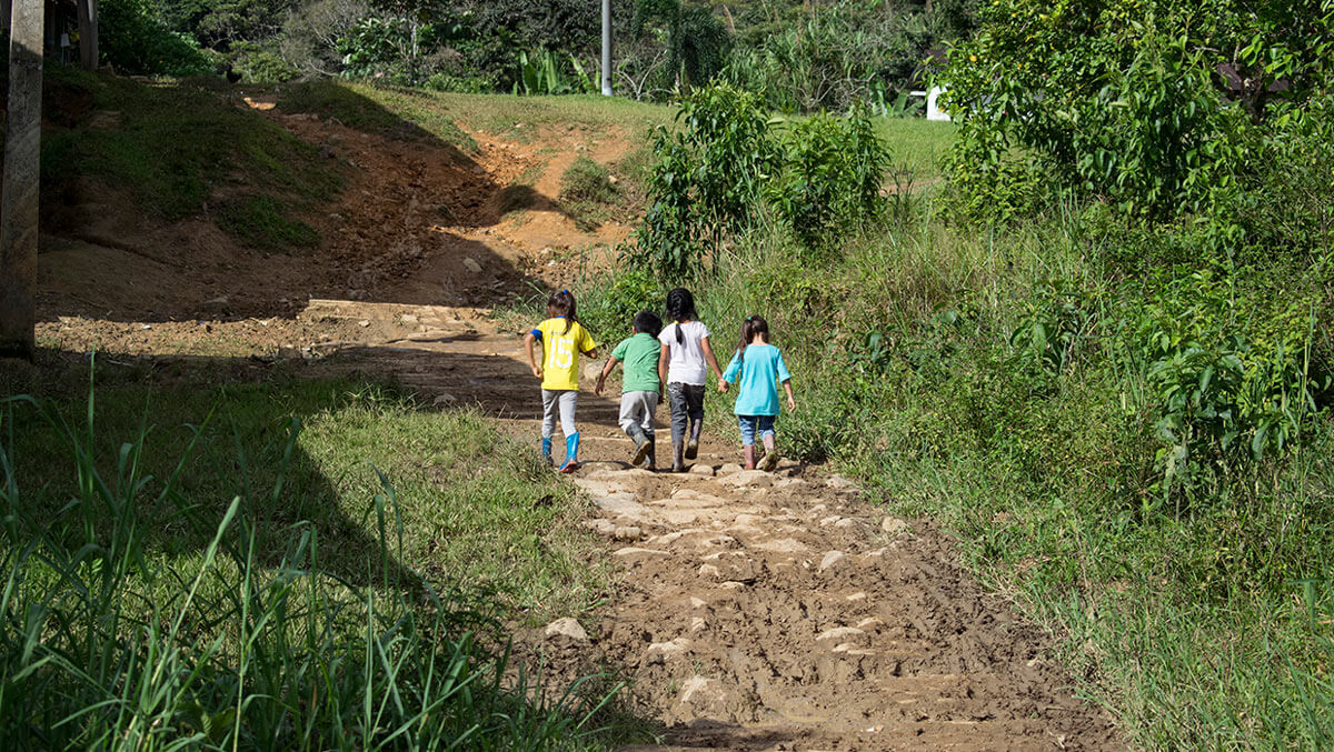 Niños de la comunidad Tsuntsuim, Ecuador