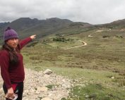 Una pobladora muestra la Minería en río Blanco