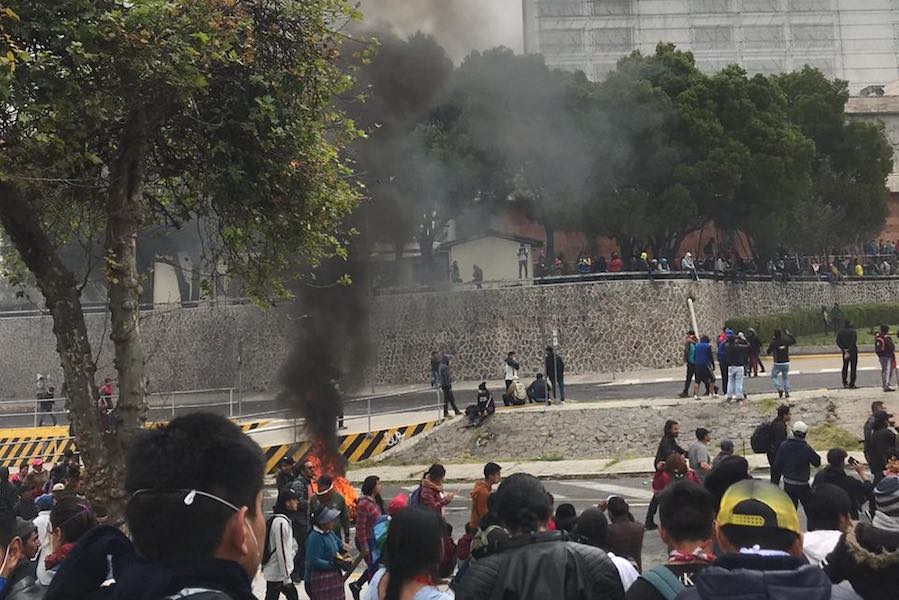 manifestantes entran a la Asamblea Nacional