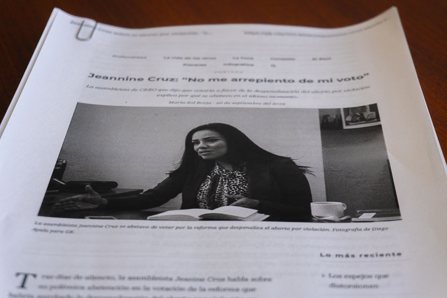 Sobre una mesita de su oficina está impresa la entrevista que Jeannine Cruz dio a GK. Fotografía de Diego Ayala León para GK.