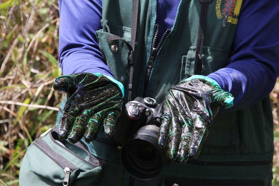 guantes con petróleo