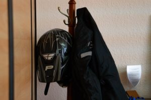 Casco de moto asambleista Juan Cristóbal Lloret