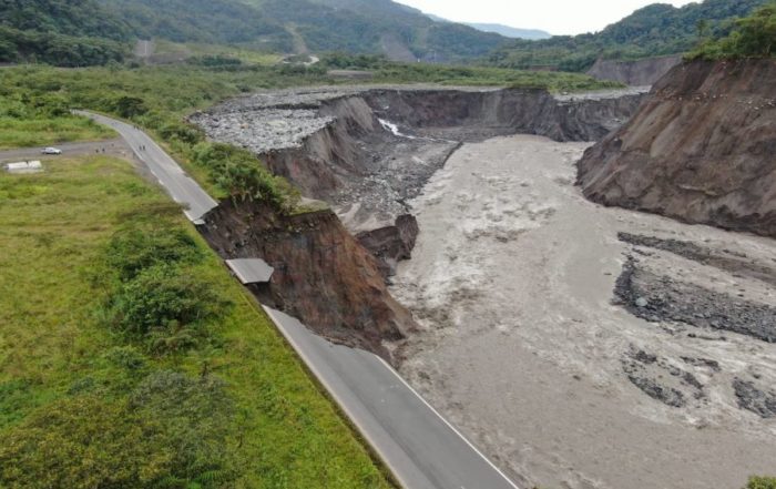 colapso de la carretera por erosión del Río Coca