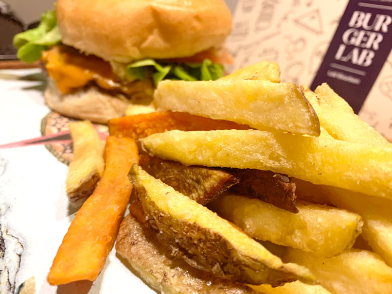 papas fritas y hamburguesa en Quito