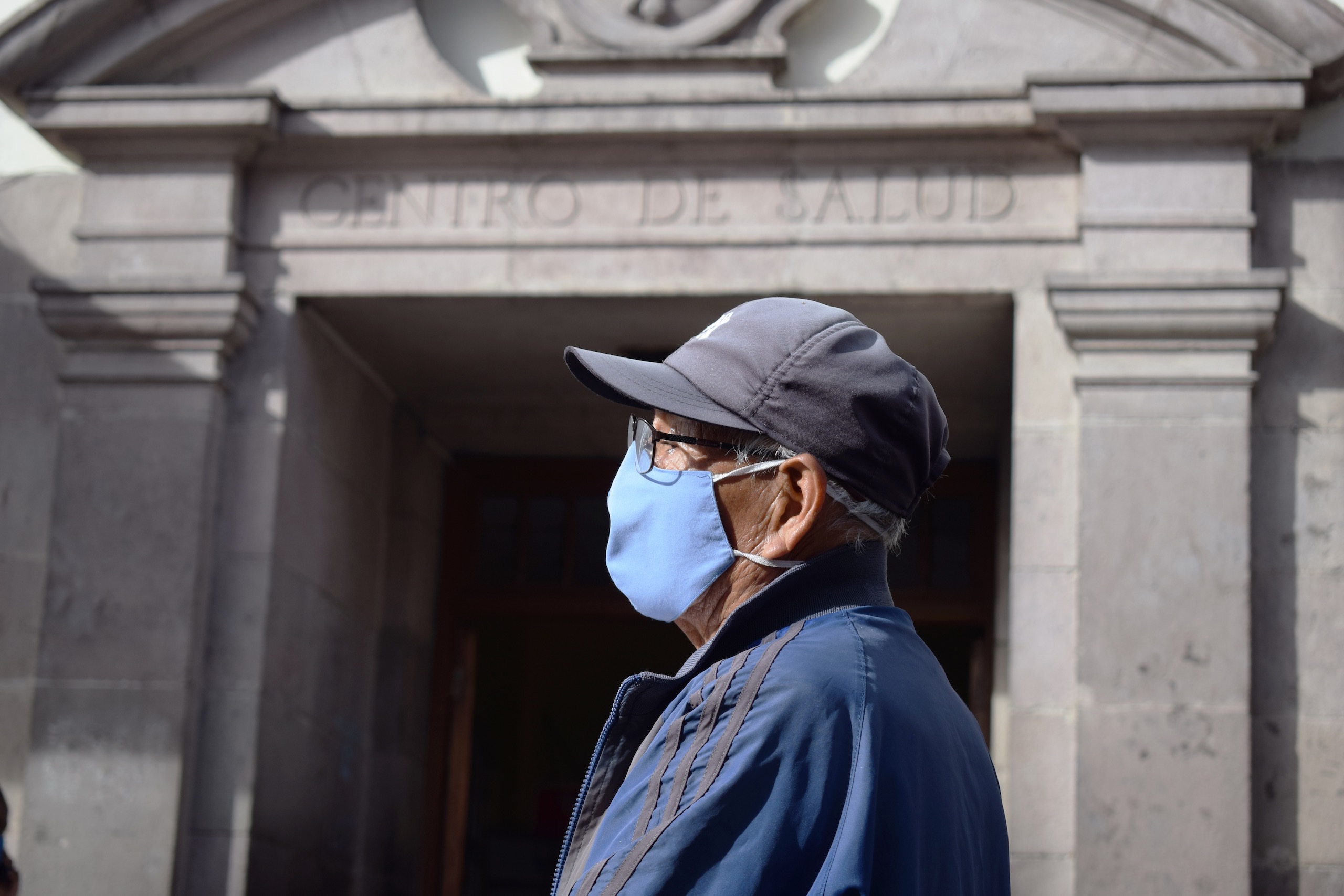 anciano en centro de salud