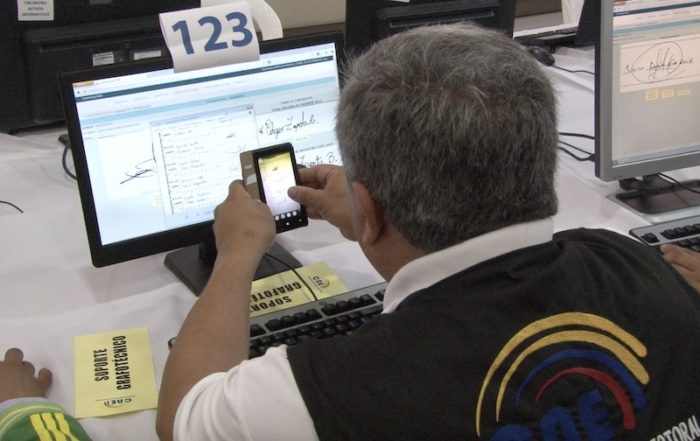denuncia a consejeros del CNE