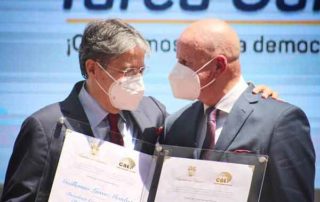 entrega de credenciales a Guillermo Lasso