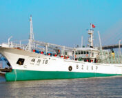 barco chino cerca de Galápagos