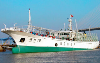 barco chino cerca de Galápagos