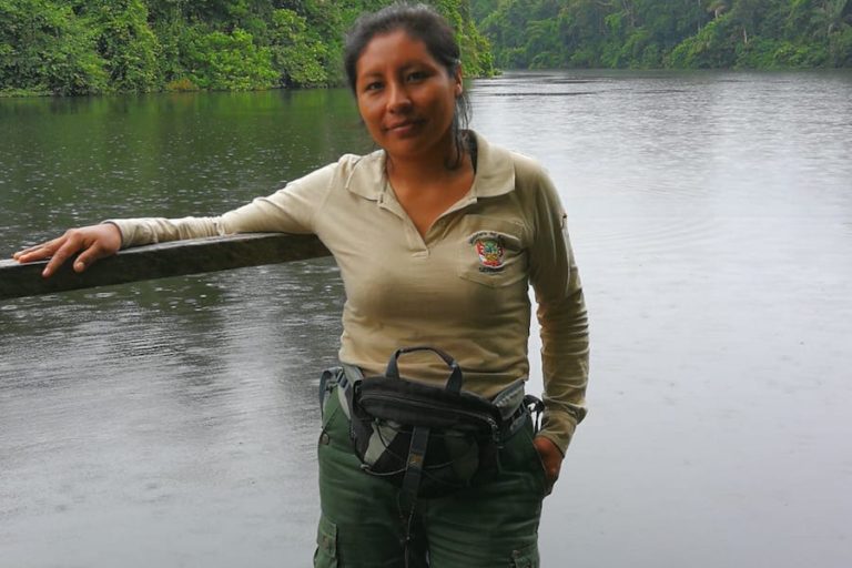 guardaparques en área protegida de Perú