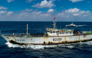 flota pesquera industrial cerca de Galápagos