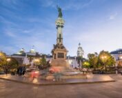 La columna de los próceres está presente en varias de las imágenes del 10 de Agosto de 1809