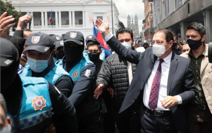 santiago guarderas asumió la alcaldía