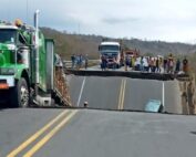 puente en la v&iacute;a entre Manab&iacute; y Guayas.