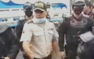 Periodista fue golpeada por policías