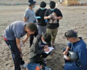 Niños recogen datos sobre basura en las playas