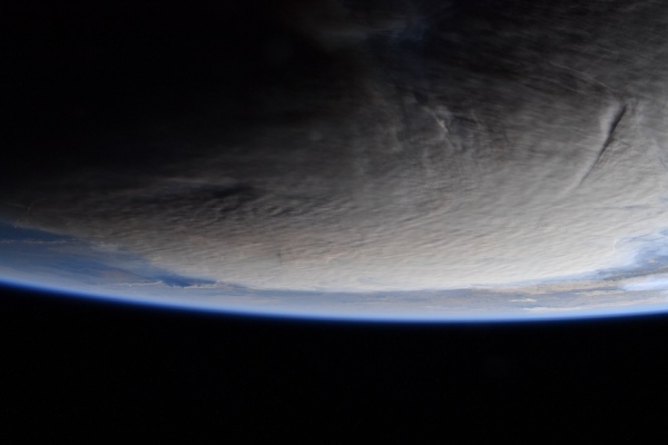 Erupción del volcán de Tonga vista desde el espacio.