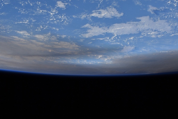 erupción del volcán de Tonga desde el espacio