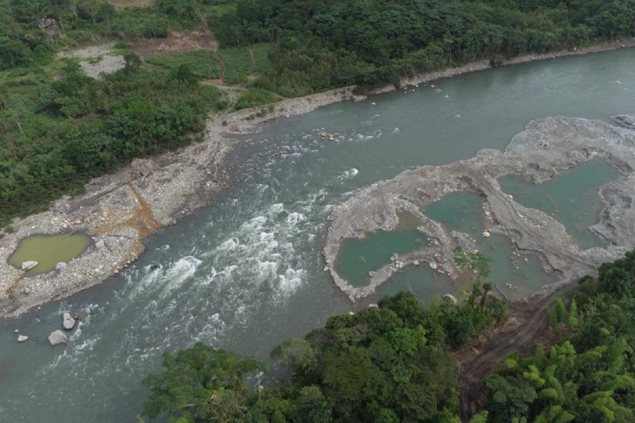 grandes maquinarias en el río Jatunyacu 