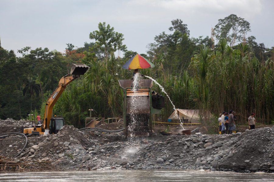 maquinaria en el río Jatunyacu