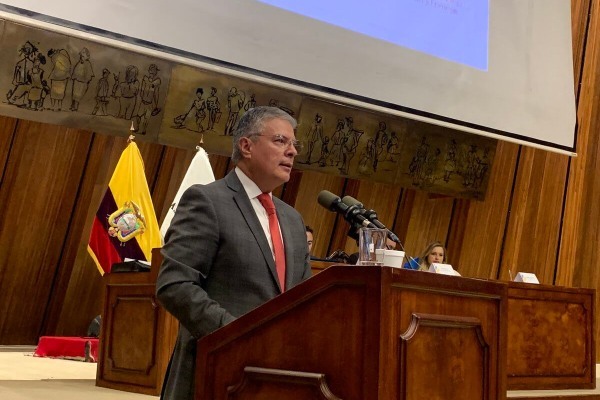 Comisión recomienda archivar juicio político contra contralor Riofrío
