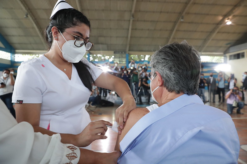 Una de las promesas de campaña fue lograr la vacunación. Imagen de la Presidencia de la República.