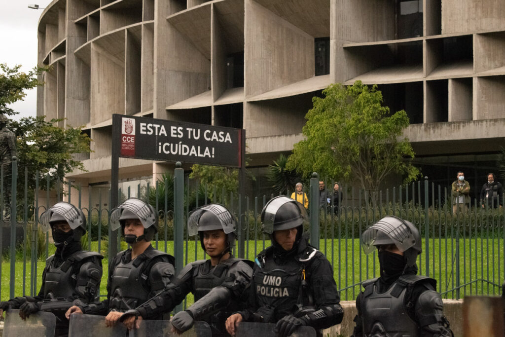 policías