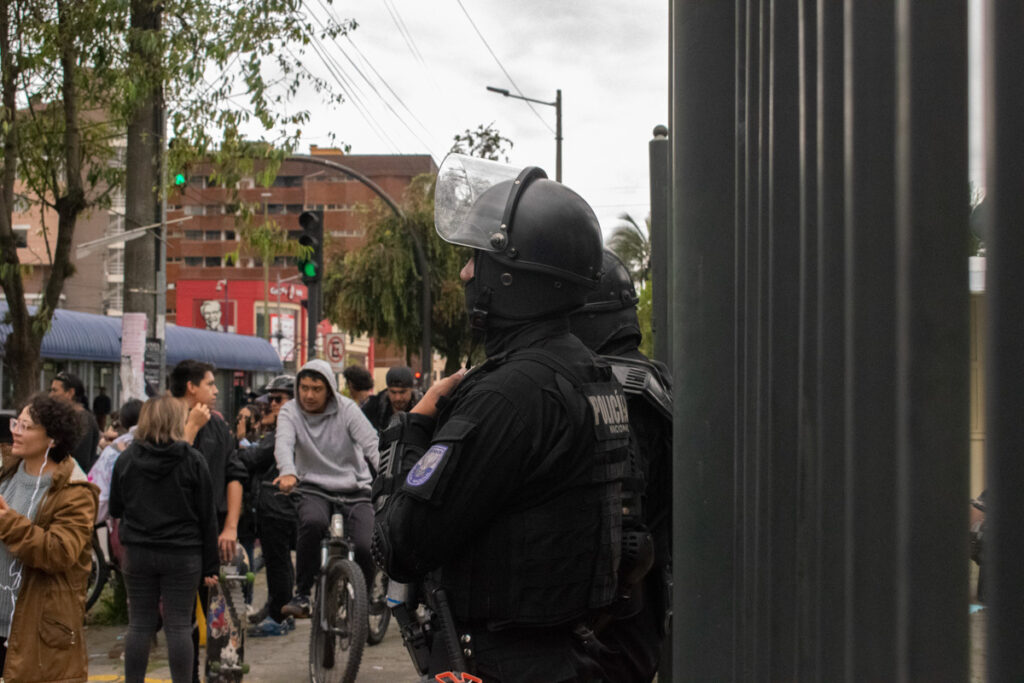 Policías mantienen su formación