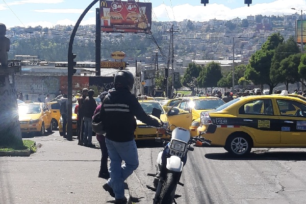 Taxistas se toman varias calles de Quito. Te contamos cuáles