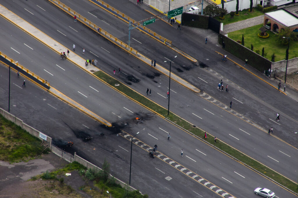 manifestantes bloquean vías