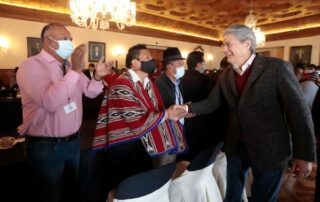 grupo indigena negocia