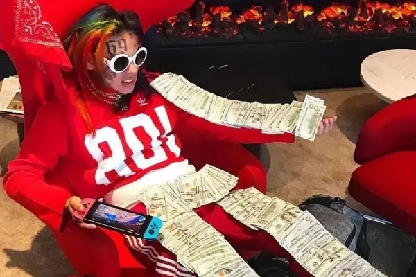 ¿Quién es 6ix9ine, el rapero que repartió dinero en Contopaxi?