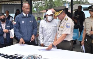 Personas presas en la cárcel de Santo Domingo entregan sus armas a autoridades