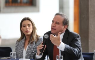Simon Cueva sale del Ministerio de Economía