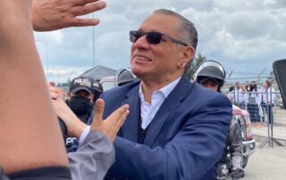 Jorge Glas al salir de la cárcel el 10 de abril. Horas después hubo denuncias de una presunto pacto entre el gobierno y el correísmo por su liberación. Fotografía tomada de la cuenta de Twitter de UNES.