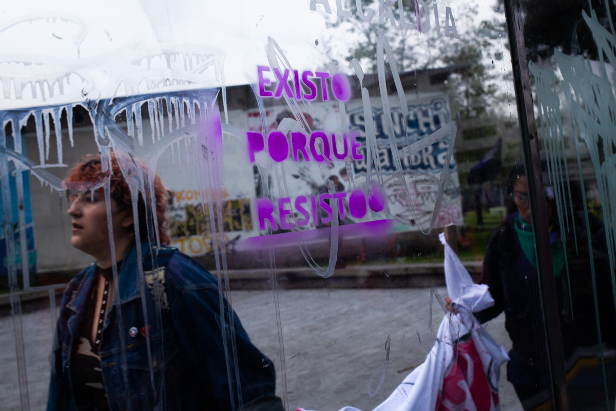 Carteles y graffitis en la marcha del 25 N