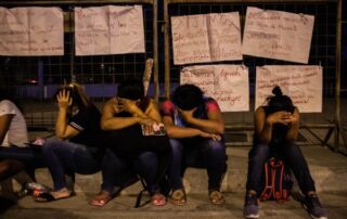 Familias de personas presas